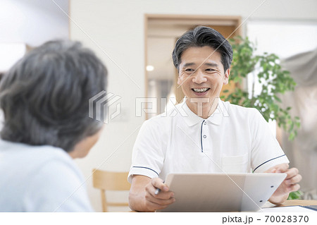 介護保険認定調査をするケアマネージャー　介護支援専門員 70028370