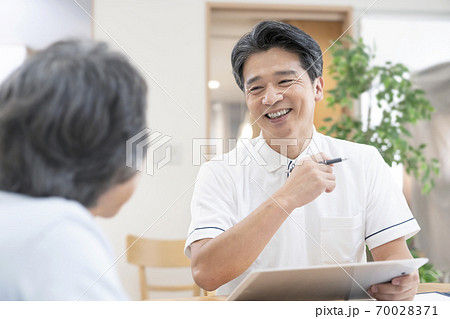 介護保険認定調査をするケアマネージャー 介護支援専門員 介護保険認定調査をするケアマネージャー 介護支援専門員 70028371