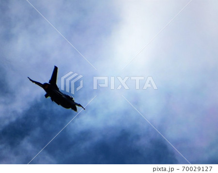 空を飛ぶF-16戦闘機 70029127