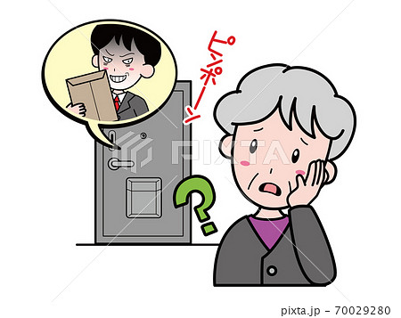 自宅への不審な訪問者を怪しむおばあさん 70029280