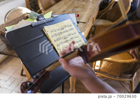 close up of hands playing violin 70029630