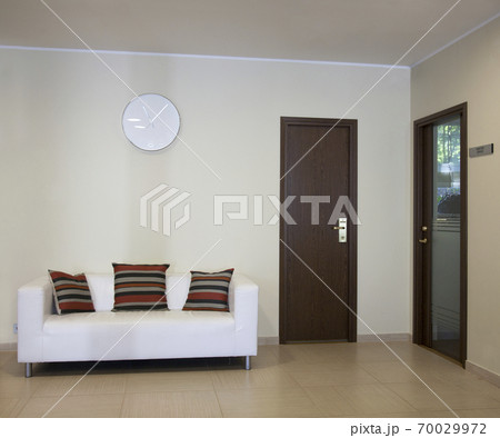 Office Waiting Area 70029972