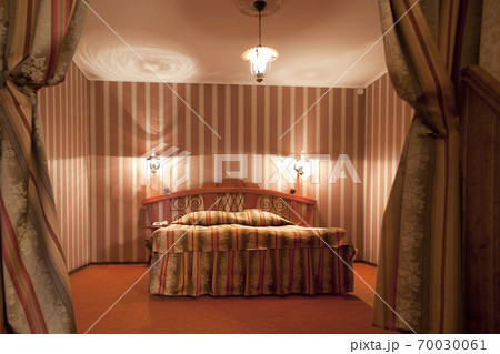 A hotel with old fashioned retro styled rooms, and rustic objects. 70030061