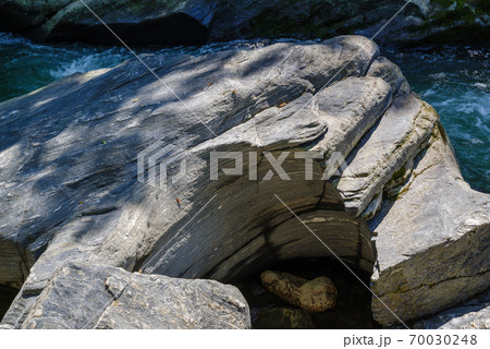 清流の流れに円形に浸食された岩畳 甌穴　c 70030248