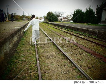 どこまでも続く線路を進む どこまでも続く線路を進む 70032486