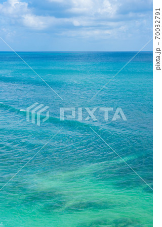 リゾートの青い海 70032791