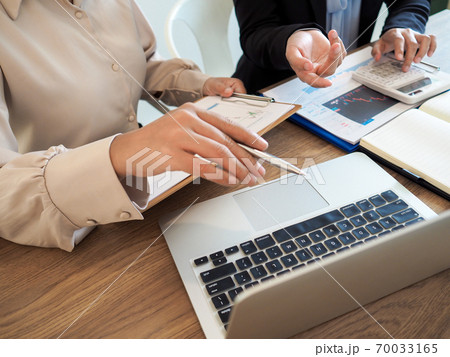 Trader team discussion and analyze stock graph and report, set targets for online trading management success Trader team discussion and analyze stock graph and report, set targets for online trading management success 70033165