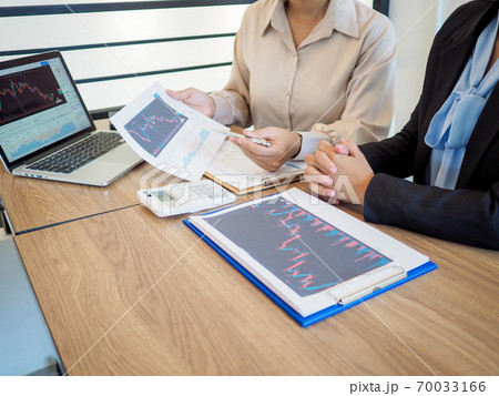 Trader team discussion and analyze stock graph and report, set targets for online trading management success Trader team discussion and analyze stock graph and report, set targets for online trading management success 70033166