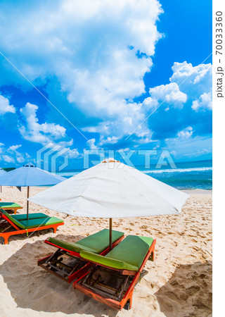 リゾートの青い海と白いパラソルの写真素材