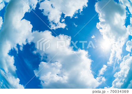 太陽の光る青空と白い雲 70034369