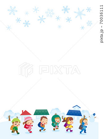 雪の降る街を駆け抜けて登校する可愛い小学生キッズグループのイラストのイラスト素材