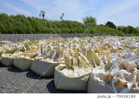 川原に積まれた土嚢たち 70036190