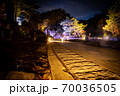 温泉へと続く道を照らす灯り 70036505