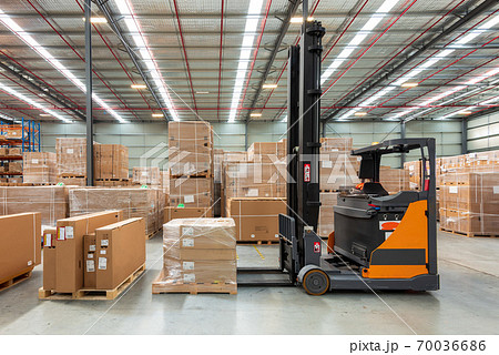 【倉庫】【ロジスティクス】倉庫に止まっているフォークリフト 70036686