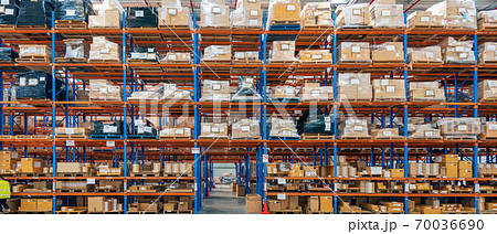 倉庫 ロジスティクス 製品倉庫と保管棚 の写真素材