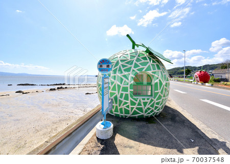フルーツバス停 井崎バス停 左は有明海諫早湾 長崎県諫早市小長井町 フルーツバス停 井崎バス停 左は有明海諫早湾 長崎県諫早市小長井町 70037548