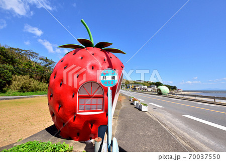 フルーツバス停　井崎バス停　右は有明海諫早湾　長崎県諫早市小長井町 70037550