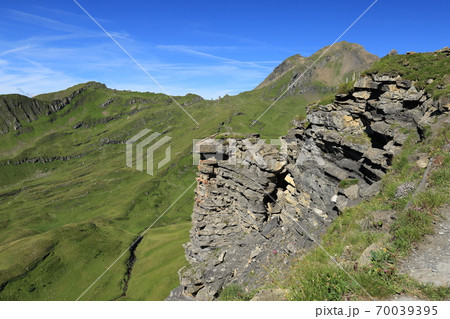青空の下、スイスの山々を望む(スイス フィルスト~バッハアルプゼー) 青空の下、スイスの山々を望む(スイス フィルスト~バッハアルプゼー) 70039395