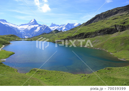 青空とバッハアルプゼーとシュレックホルン(スイス) 青空とバッハアルプゼーとシュレックホルン(スイス) 70039399