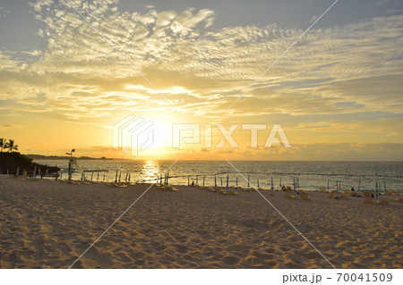 沖縄 海に沈む夕日の写真素材