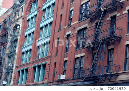 Old red building in NYC close up 70041920