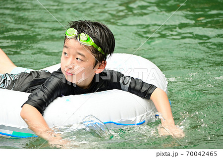 川遊びする小学生男子 70042465