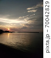 秋の空と夕暮れの海 70042829
