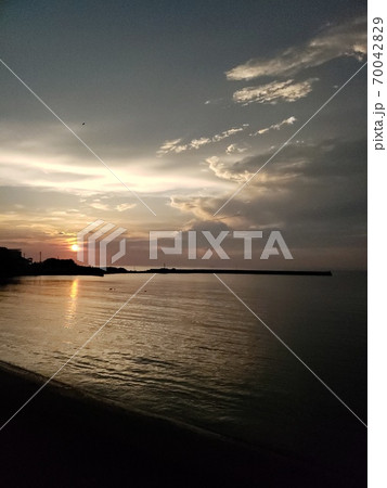 秋の空と夕暮れの海 70042829