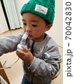 冬のに風邪を引いた子ども 70042830