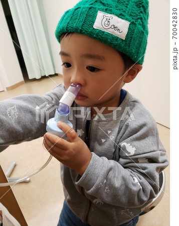 冬のに風邪を引いた子ども 70042830