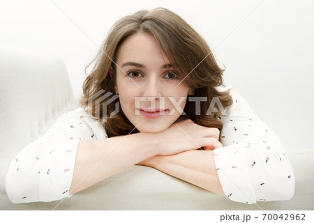 Portrait of a beautiful young woman 70042962