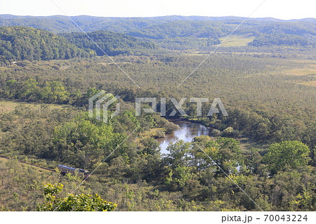 釧路湿原を走る釧網本線の気動車 70043224