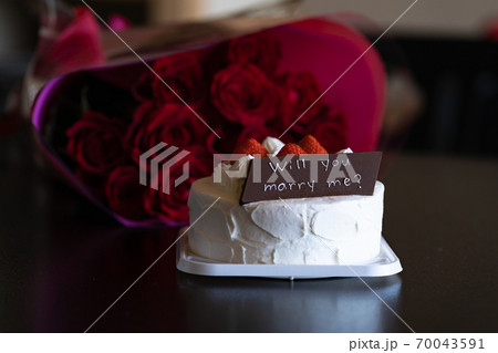 will you marry meのチョコプレート付きのショートケーキと12本のバラ 70043591