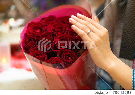 12本の真っ赤なバラの花束 12本の真っ赤なバラの花束 70043593