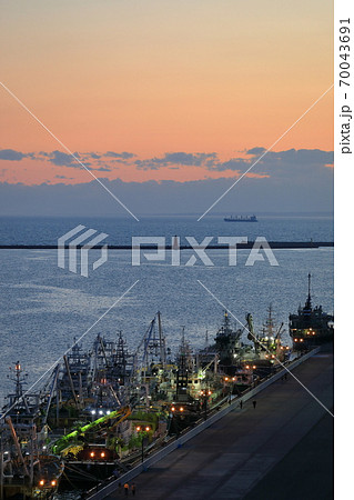 釧路の日没と漁船 70043691