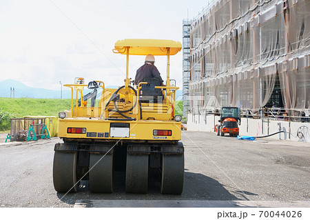 タイヤローラーによる地面の締固め作業 タイヤローラーによる地面の締固め作業 70044026