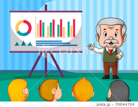 The teacher presentation the graphic in front of the student The teacher presentation the graphic in front of the student 70044704