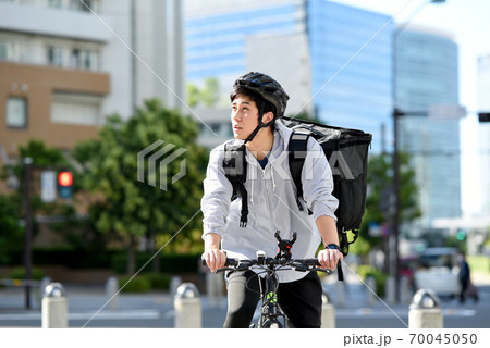 自転車で配達をするデリバリーの男性 70045050