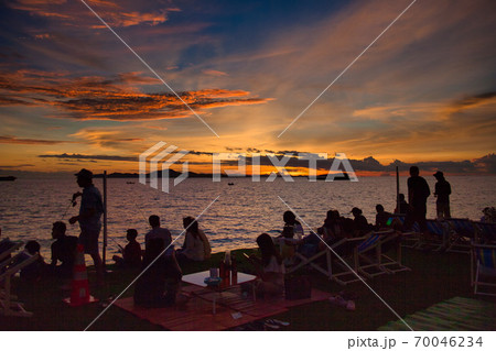 夕日の下　筏で夜釣り 70046234