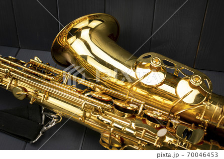 Saxophone bell with keys and half body in golden and bright color 70046453