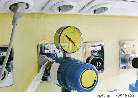Pressure gauge with vacuum regulator to suction in a hospital room 70046555