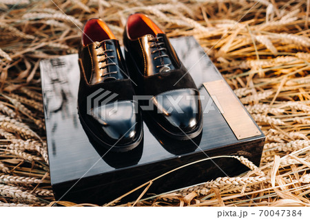 Classic black men's shoes are in the field on what.Shoes are on the box 70047384
