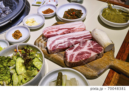 肉 キノコ 三枚肉 70048381
