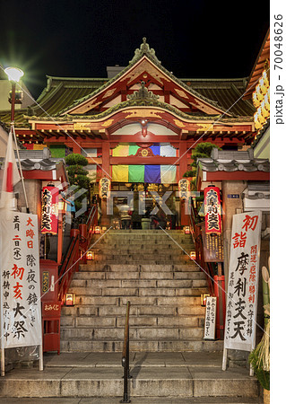 [東京・上野] 上アメヤ横丁に位置する摩利支天を祀る徳大寺の正月の提灯で飾られた参道の階段の夜景撮影 70048626