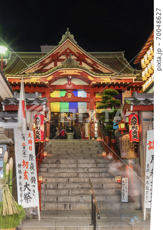 [東京・上野] 上アメヤ横丁に位置する摩利支天を祀る徳大寺の正月の提灯で飾られた参道の階段の夜景撮影 70048627