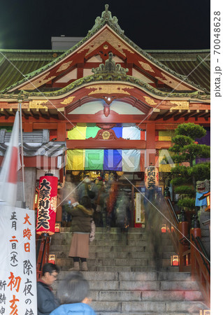 [東京・上野] 上アメヤ横丁に位置する摩利支天を祀る徳大寺の正月の提灯で飾られた参道の階段の夜景撮影 70048628