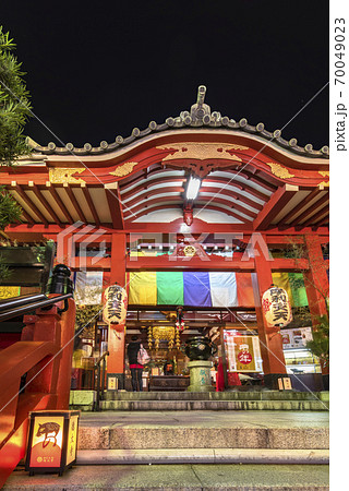 [東京・上野] アメヤ横丁に位置する摩利支天を祀る徳大寺の正月の提灯と門松で飾られた参道の階段の夜景 70049023