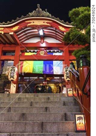 [東京・上野] アメヤ横丁に位置する摩利支天を祀る徳大寺の正月の提灯と門松で飾られた参道の階段の夜景 70049024