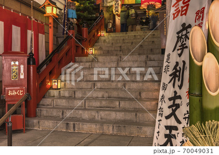 [東京・上野] アメヤ横丁に位置する摩利支天を祀る徳大寺の正月の提灯と門松で飾られた参道の階段の夜景 70049031