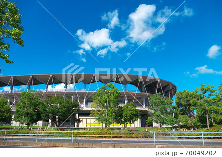 おしゃれなデザインのサッカースタジアムと青空　その7 70049202